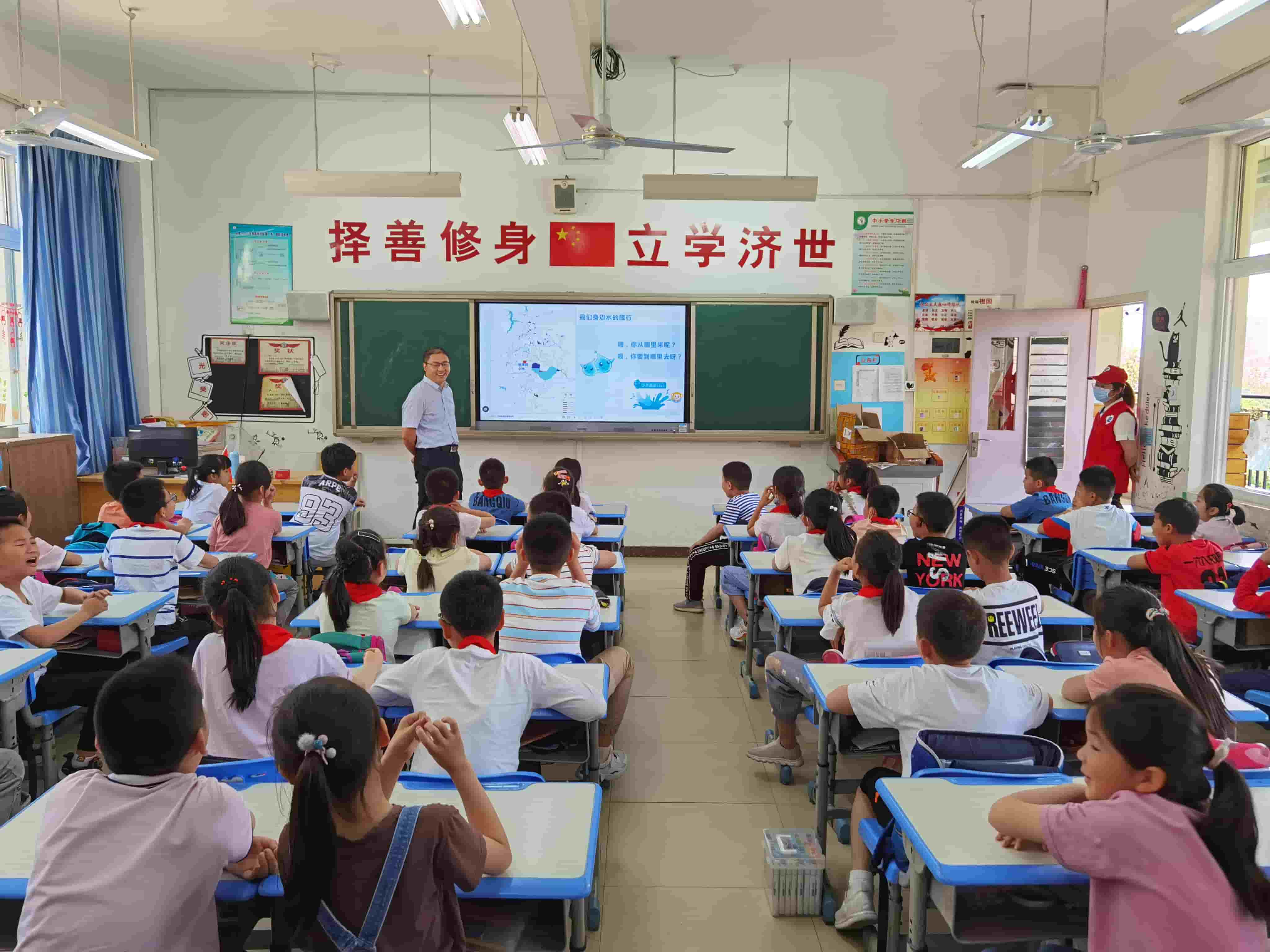 2021年6月4日，MK官方网站_MK（中国）志愿团队枪王一六八玫瑰园小学开展“青春志愿行，环保进课堂”活动（2）