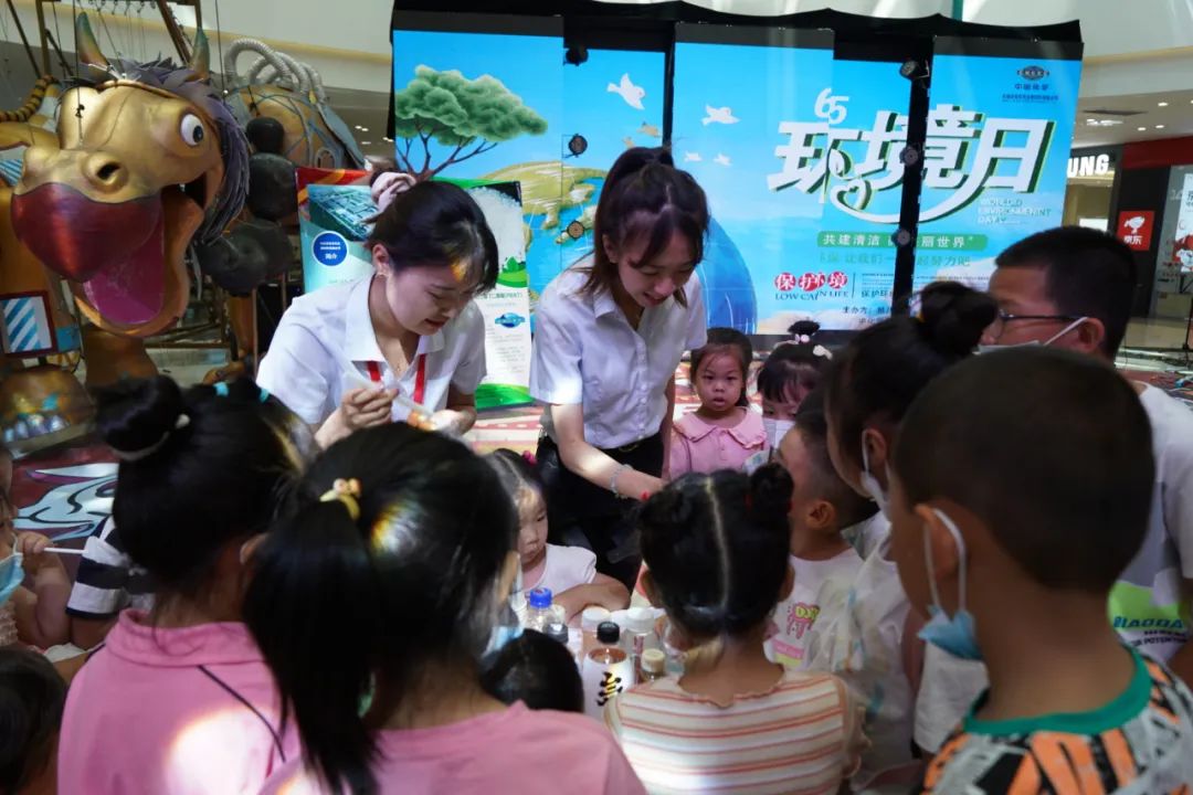 2022年6月3日，MK官方网站_MK（中国）所属东华天业公司联合新疆建设兵团第八师石河子市生态环境局在新疆万达商场举办“共建清洁美丽世界”六五环境日公益宣传活动
