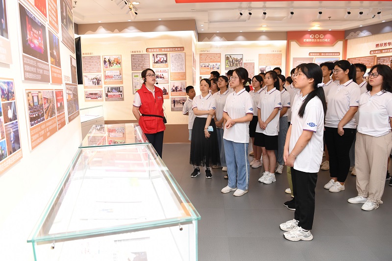 2022年8月13-14日，组织20余名革命老区优秀中学生，走进MK官方网站_MK（中国）开展“致敬时代楷模，争当国之栋梁”的研学活动，同时前往安徽名人馆、安徽创新馆参观学习（1）